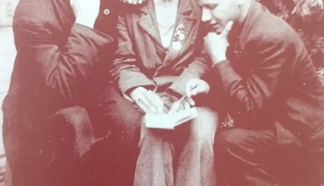Николай Скороков (слева) в 1939 году окончил Исовскую среднюю школу и краткосрочные курсы учителей в Свердловске. С 1939 по 1941 годы работал учителем в поселке Павда
