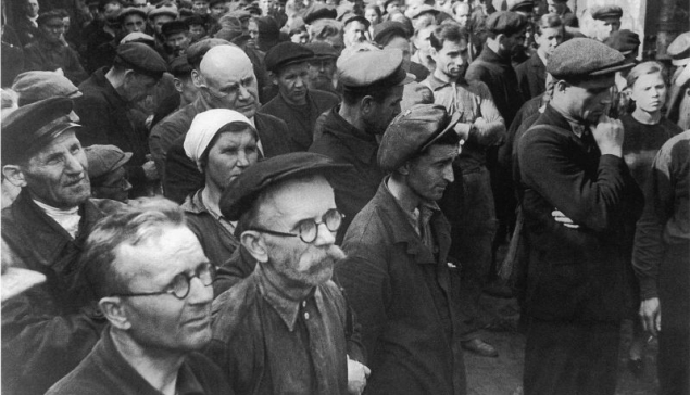 На второй день Великой Отечественной войны была объявлена всеобщая мобилизация. Практически все мужчины ушли на фронт. На заводах и в полях остались работать женщины, старики и дети