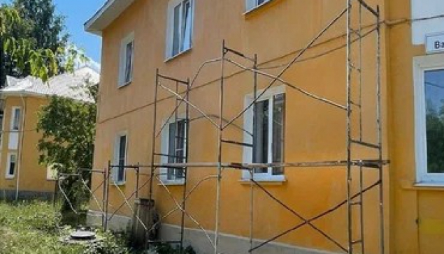 В доме № 3 на улице Ватутина на днях начались работы по устранению дефектов капитального ремонта, проведенного еще в 2016 году. Завершить его планируется в сентябре
