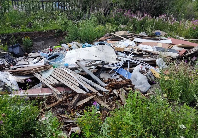 В гаражах на зольном поле разрастаются стихийные мини-свалки. Надеемся, власти не допустят превращения этой территории в мусорную «раковую опухоль», которая была долгие годы в гаражном массиве возле Центральной вахты