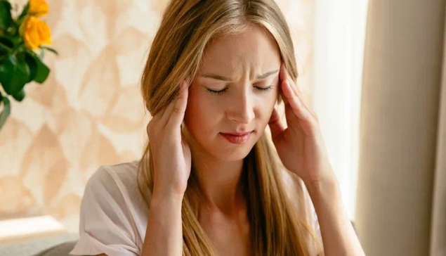 Головная боль может быть первичной, то есть не быть симптомом какого-либо заболевания, это, например, головная боль напряжения и мигрень. Головную боль как самостоятельное заболевание лечит невролог либо более узкий специалист – цефалголог