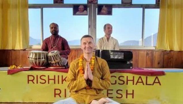 Йоге Евгений Назарук обучался в Индии. Он имеет сертификат всемирной организации «Йога Альянс», который дает право преподавать йогу по всему миру