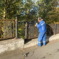 По улице Строителей в Нижней Туре завершаются работы по восстановлению ограждения