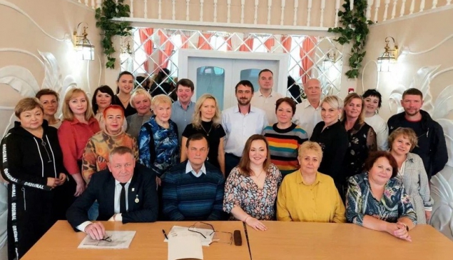 В этом году впервые состоялся конкурс профессионального мастерства «Лига УИК», посвященный 30-летию избирательной системы Свердловской области. На снимке – жюри (первый ряд) и участники