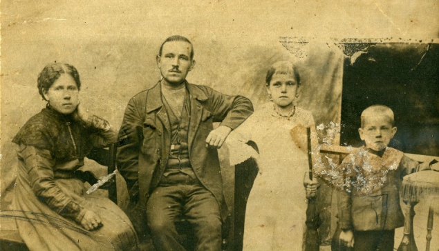 В Нижнетуринском музее хранится фотография семьи Петра Байкова, расстрелянного в 1918 году за прудом