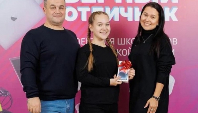 Лиза Калугина с родителями на награждении в телекомпании ОТВ