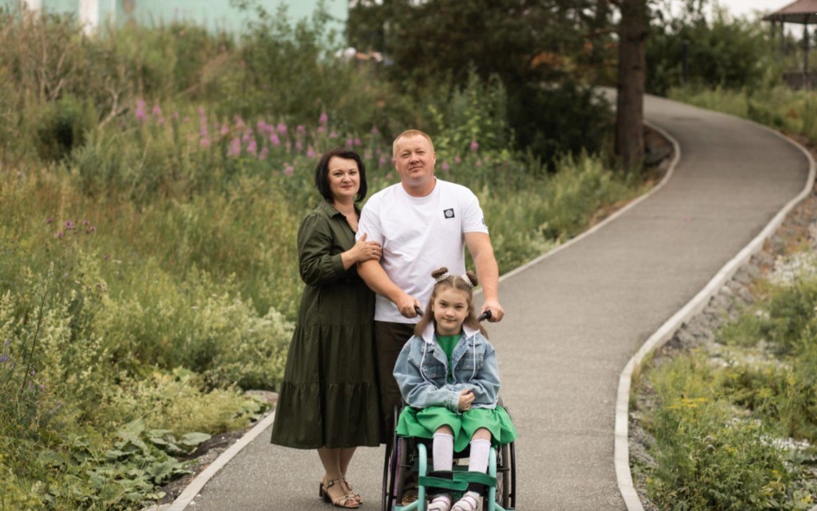 У Василисы ДЦП – детский церебральный паралич. И вот уже девять лет мама и папа борются с этим диагнозом, стараясь дать своей дочери все, что только возможно