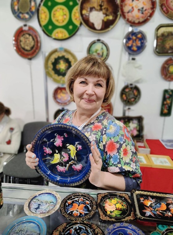 Надежда Маслихова – известная тагильская художница – стала автором нарядного цветочного орнамента, использованного в оформлении стенда Свердловской области на выставке «Ладья»