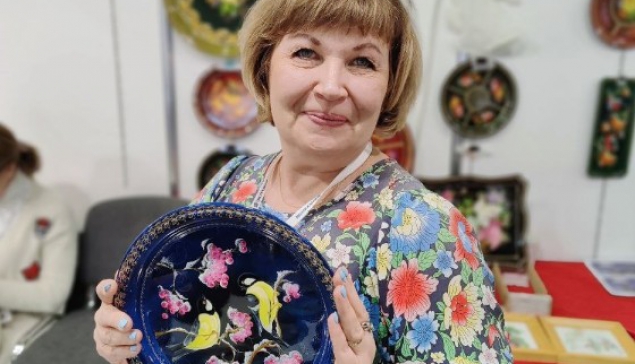 Надежда Маслихова – известная тагильская художница – стала автором нарядного цветочного орнамента, использованного в оформлении стенда Свердловской области на выставке «Ладья»