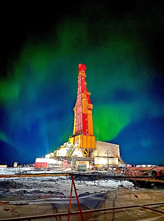 Сейчас на Таймыре - полярная ночь, протяженность светового дня составляет лишь 2 часа. Сотрудники УСПК наслаждаются зрелищем уникального по красоте явления - Северного сияния над буровой установкой БУ УСПК-400 ЭКА «ТАЙМЫР-01»