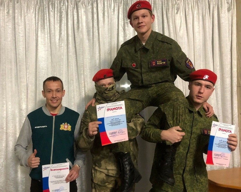 Константин Рязанов (первый слева) с воспитанниками «Русичей», достойно показавшими себя на окружных соревнованиях