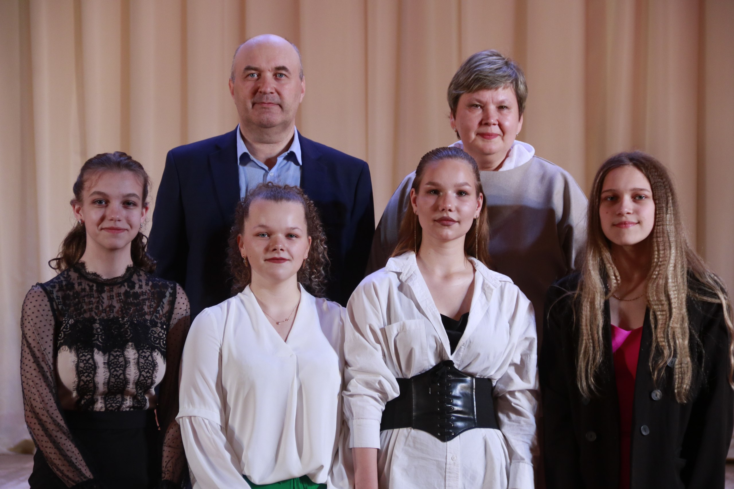 Преподаватели Р.Д. Дубров и Е.С. Дуброва с выпускниками 2023 года