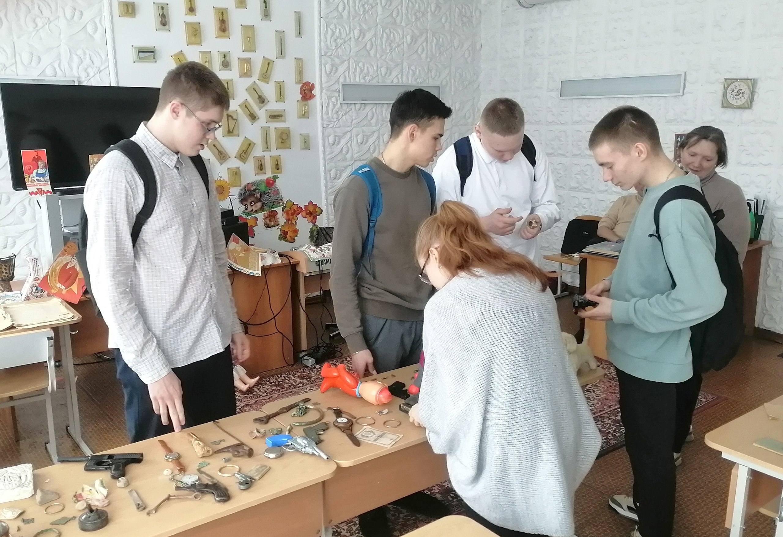 Некоторые экспонаты вызывали у учащихся Нижнетуринской гимназии множество вопросов, на которые Вячеслав Крутихин обстоятельно ответил, рассказав истории вещей