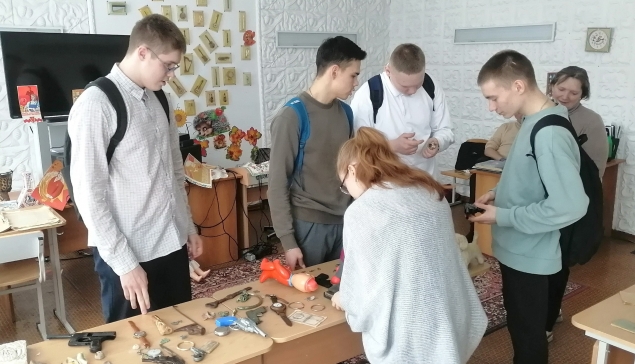 Некоторые экспонаты вызывали у учащихся Нижнетуринской гимназии множество вопросов, на которые Вячеслав Крутихин обстоятельно ответил, рассказав истории вещей
