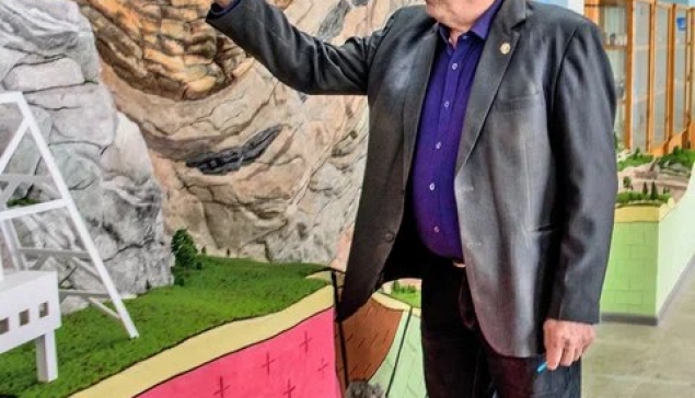 Александр Егорович Пудовкин показывает гостям уникальный объект – макет геологического обнажения для практики геологов и маркшейдеров, созданный в музее ИГРТ благодаря помощи компании «Полиметалл»