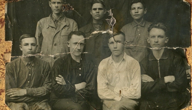 Бригада Михаила Крюкова (сидит второй справа), состоящая из выпускников школы фабрично-заводского обучения Нижнетуринского металлургического завода, стала первой бригадой листопрокатного цеха, которая завоевала почетное звание фронтовой бригады. Фото 1943 года