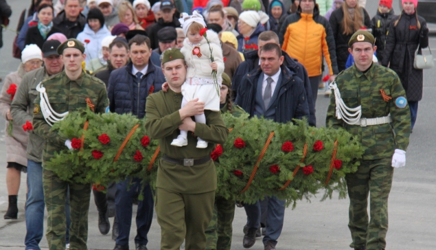 По окончании митинга его участники и руководство НТГО возложили цветы, венки и гирлянды к мемориалу нижнетуринцам, погибшим в годы Великой Отечественной войны