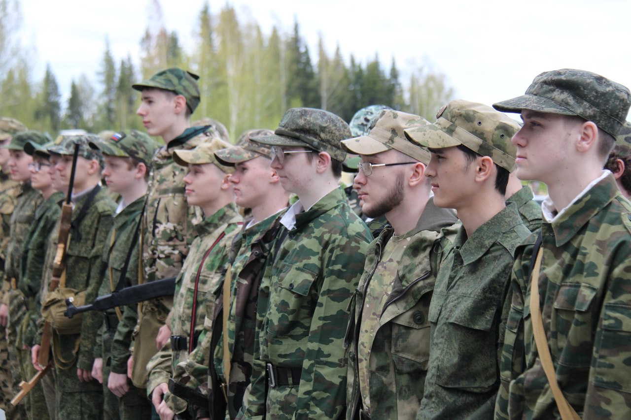 37 юношей-десятиклассников занимаются военной и спортивной подготовкой, изучают основы безопасности военной службы 