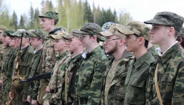 37 юношей-десятиклассников занимаются военной и спортивной подготовкой, изучают основы безопасности военной службы 