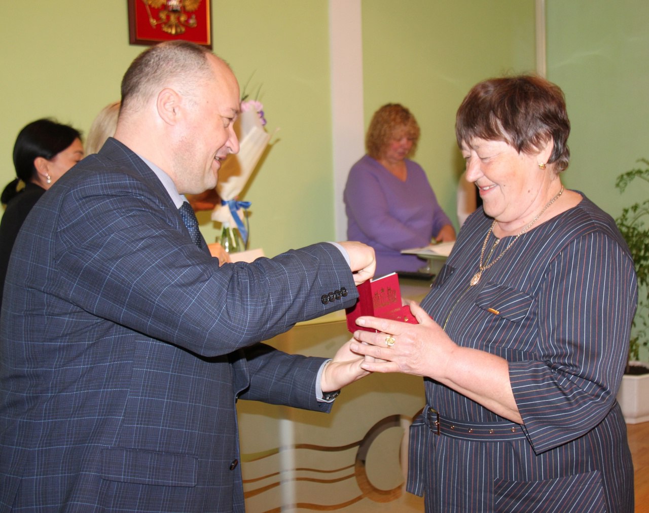 Знак отличия Свердловской области Тамаре Горяевой вручает начальник Управления социальной политики №17 Евгений Гущин 