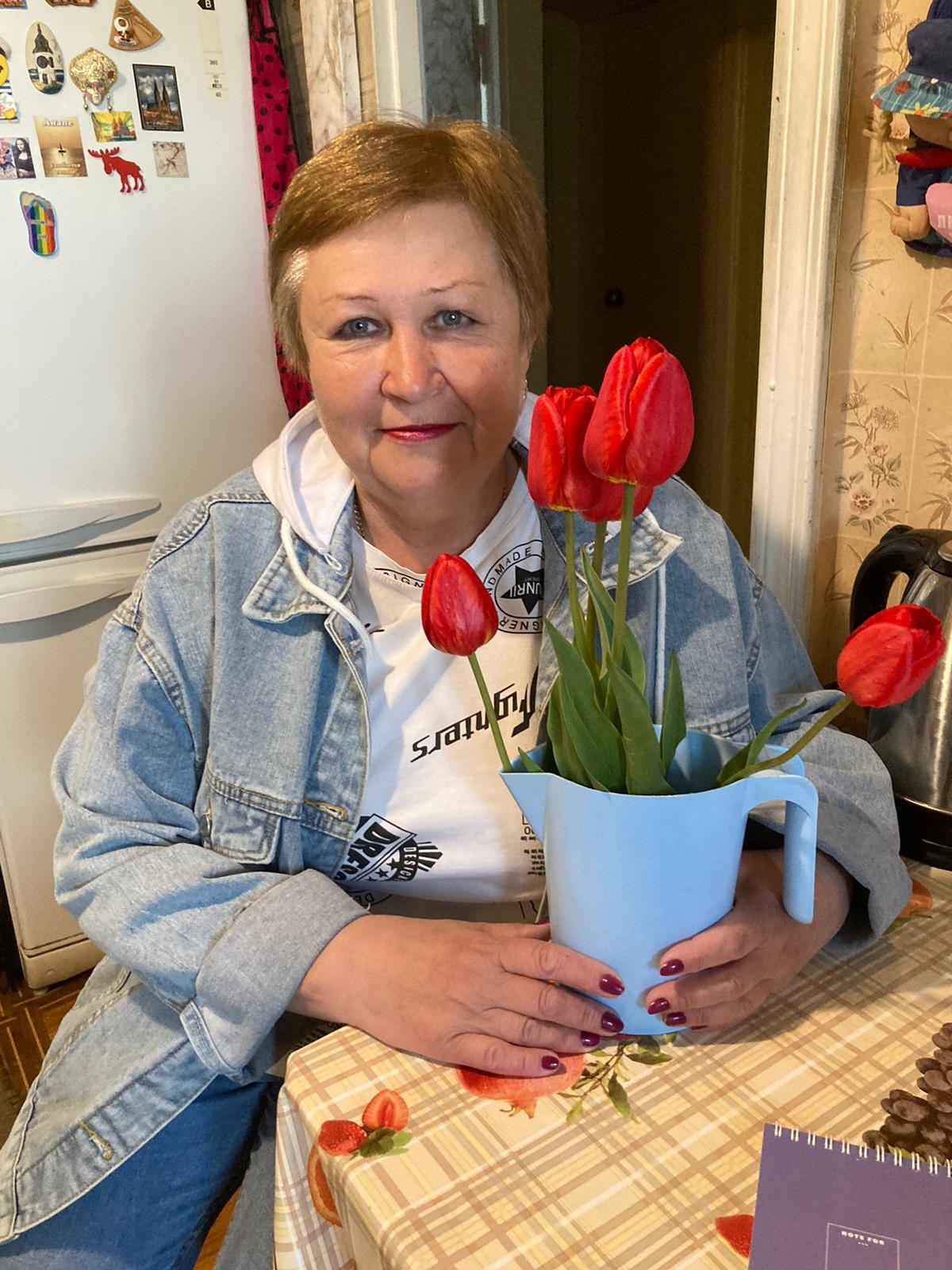 Наталья Струнина обожает цветы. Они у нее и в саду растут, и под окном на ее рукотворной клумбе. Все любимые - розы, хризантемы, тюльпаны… 
