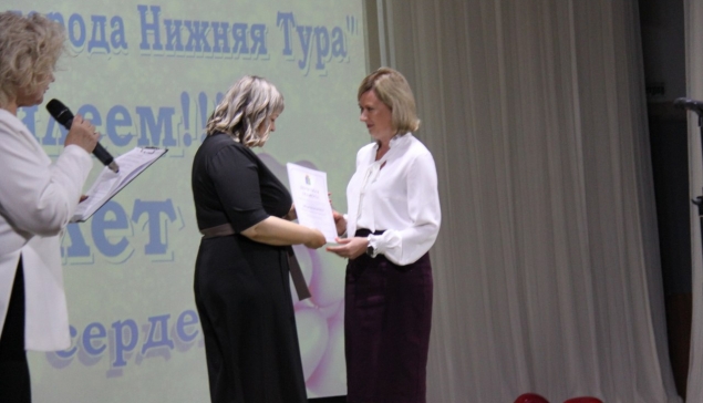 Руководитель центра Ольга Мышкина (слева) принимает поздравления и от Натальи Ипатовой, заместителя главы НТГО 