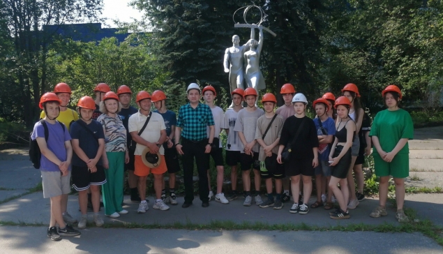 Экскурсию по территории завода провел для школьников его директор Руслан Ахияров (в центре)