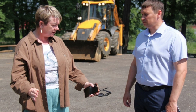 Ольга Оносова, заместитель главы администрации НТГО, рассказывает Андрею Постовалову о ходе работ в парке имени Артема 