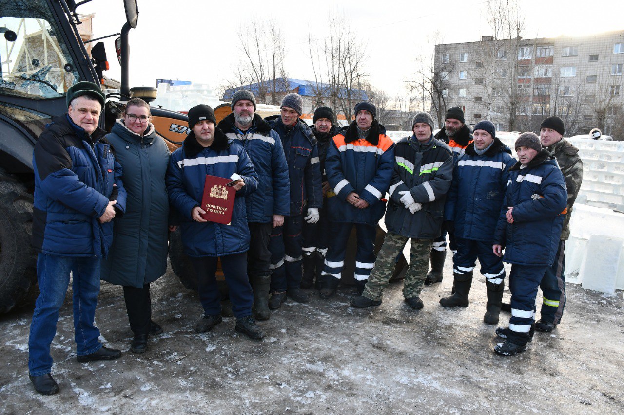 Награду Дмитрию Непомнящих (третий слева) под дружные аплодисменты коллег вручили председатель профкома Мария Герман и начальник РСУ Владимир Александров 