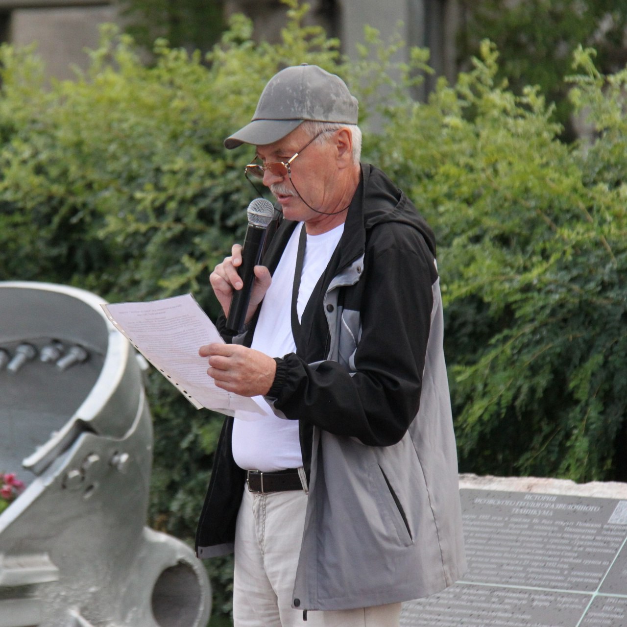 19.07.2024 года. На открытии сквера выступает Василий Смертин, один из авторов и идейных вдохновителей проекта 