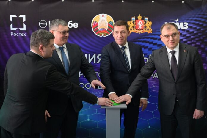 Губернатор Евгений Куйвашев вместе с заместителем белорусского премьера Виктором Каранкевичем (первый справа) ввел в работу инжиниринговый центр на базе «Швабе-Минск» – дочернего предприятия Уральского оптико-механического завода