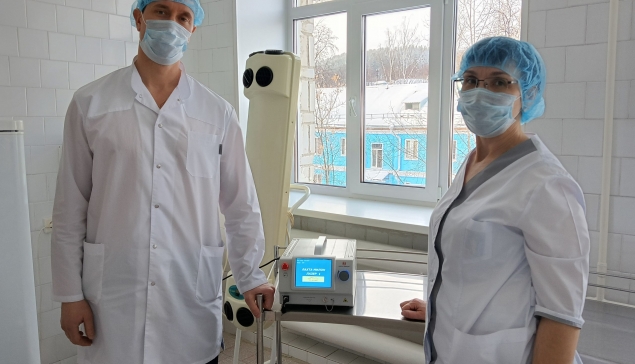 Станислав Бойко, заместитель главного врача по лечебной работе, врач-хирург, и Татьяна Тышкевич, операционная сестра