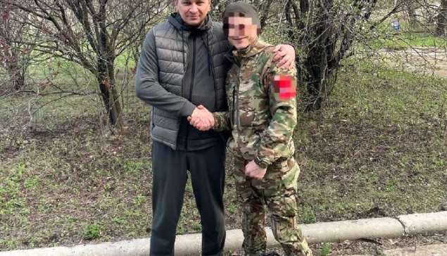Как рассказал глава НТМО Андрей Постовалов, встречались с бойцами в оговоренных заранее местах. Времени хватало только на то, чтобы отдать оборудование и немного поговорить
