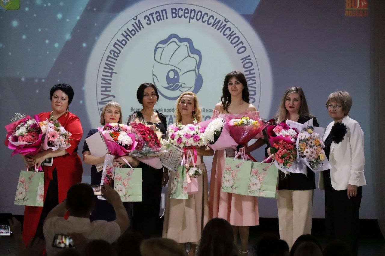 Участницы конкурса с начальником Управления образования Марией Холмогоровой (третья слева) и председателем городской организации Профсоюза образования Ларисой Огневой (первая справа)