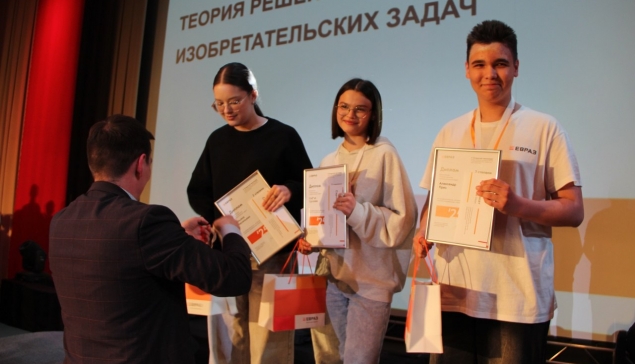 Ульяна Васильева, Софья Суслова и Александр Приз достойно проявили себя в теории решения изобретательских задач. У гимназистов – заслуженное «серебро» чемпионата