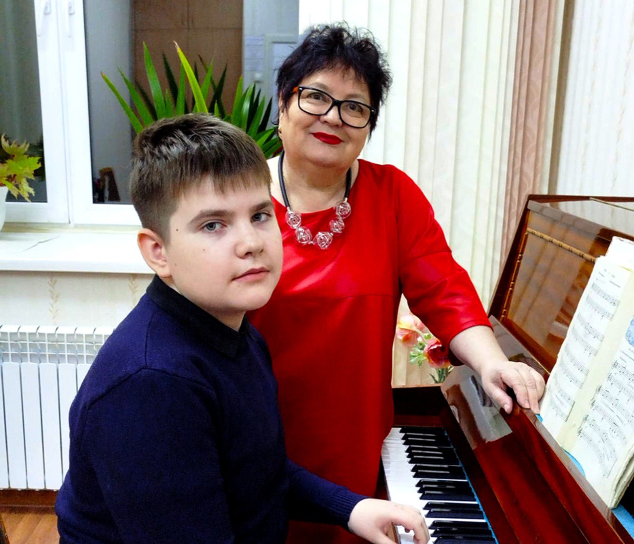Жанна Андреева со своим учеником Владиславом Соколиком. ««Видеть, как растет ученик – огромная радость. Поставить руку – важно, но главное – пробудить желание играть и трудиться. Я всегда верю в своих учеников, люблю их и часто хвалю – ведь искренняя похвала окрыляет сильнее любых нравоучений»