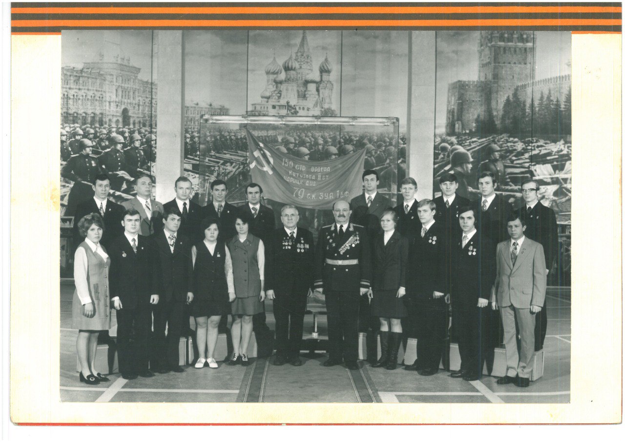 Та самая фотография. Валерий Красулин – третий справа в верхнем ряду и Сергей Цыганов –второй справа в верхнем ряду – у Знамени Победы вместе с Михаилом Поповым и Казбеком Карсановым (в центре)