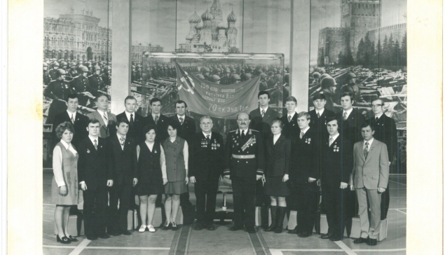 Та самая фотография. Валерий Красулин – третий справа в верхнем ряду и Сергей Цыганов –второй справа в верхнем ряду – у Знамени Победы вместе с Михаилом Поповым и Казбеком Карсановым (в центре)
