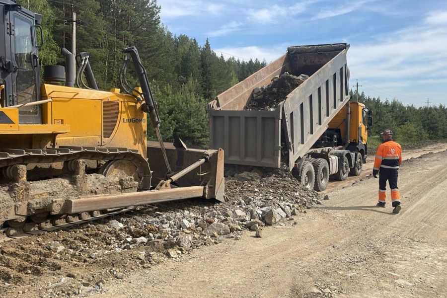 В 2025 году в порядок будут приведены 442 километра региональных и муниципальных дорог, в том числе благодаря нацпроекту «Инфраструктура для жизни». Так, сегодня работ идут на участке автодороги Кушва – Нижняя Тура