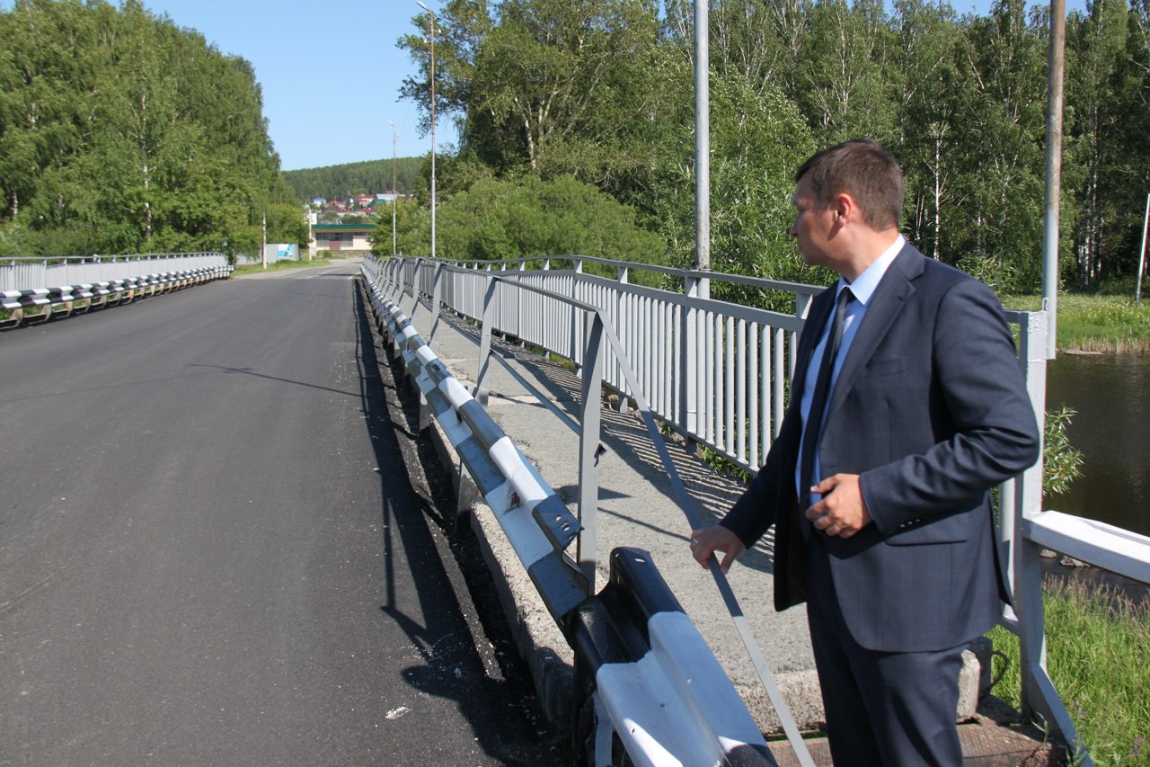Во время регулярного объезда города Андрей Постовалов осмотрел недавно отремонтированную дорогу. По улице Набережной заасфальтировали километр проезжей части