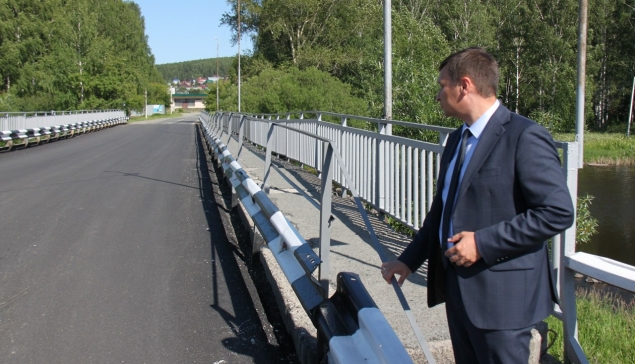Во время регулярного объезда города Андрей Постовалов осмотрел недавно отремонтированную дорогу. По улице Набережной заасфальтировали километр проезжей части
