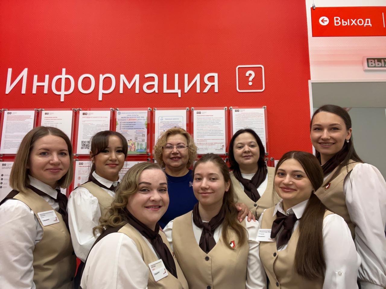 «У нас хорошо подобранный слаженный и целеустремленный коллектив. Прекрасные сотрудники, которые в любой жизненной ситуации придут на помощь друг другу», – делится Наталья Чернышева (в центре)