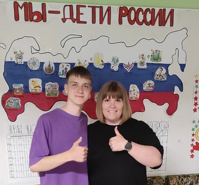 Ученик психолого-педагогического класса Сергей Исупов и куратор Наталья Перевозкина. «Победа Сергея на Всероссийском конкурсе «Лига вожатых» – начало большого пути», – уверена Наталья Анатольевна