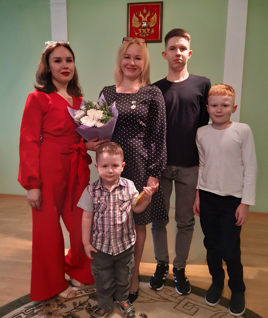 Вручили знаки отличия