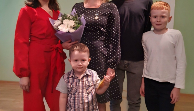 Многодетная мама Зульфия Денисенко и ее замечательные дети на церемонии в Нижнетуринском ЗАГСе. Фото Предоставлено пресс-службой НТМО Многодетная мама Зульфия Денисенко и ее замечательные дети на церемонии в Нижнетуринском ЗАГСе