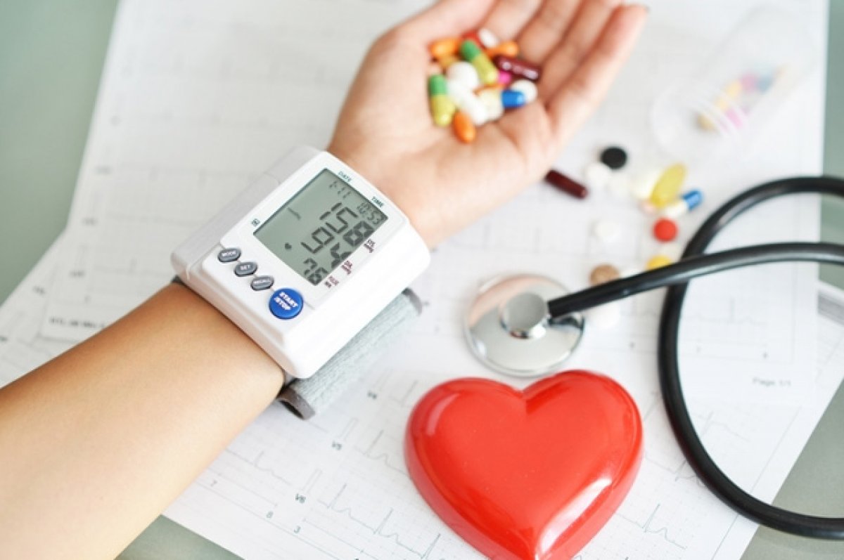 Медики советуют следить за состоянием организма и не затягивать с визитом к врачу при любых тревожных признаках. Это могут быть одышка, усталость, учащенное сердцебиение, перебои, кашель и изжога. Храп тоже должен стать поводом для посещения специалиста