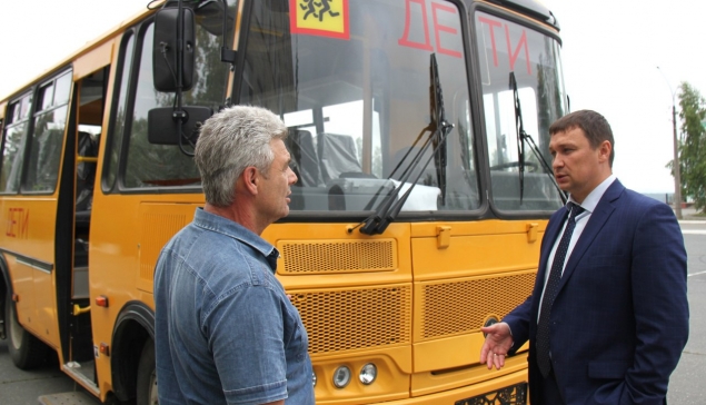 Водитель Сергей Унесихин рассказал главе Нижнетуринского округа Андрею Постовалову об особенностях нового транспортного средства. Фото Пресс-службы администрации НТМО Водитель Сергей Унесихин рассказал главе Нижнетуринского округа Андрею Постовалову об особенностях нового транспортного средства