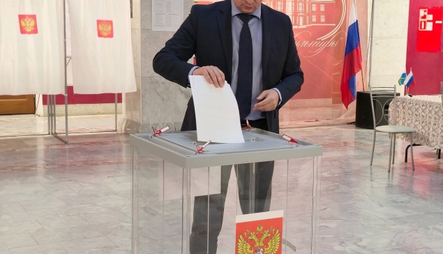 «Не стал откладывать на завтра то, что можно сделать сегодня: проголосовал утром в первый день», – написал под этим снимком Андрей Постовалов, глава Нижнетуринского округа