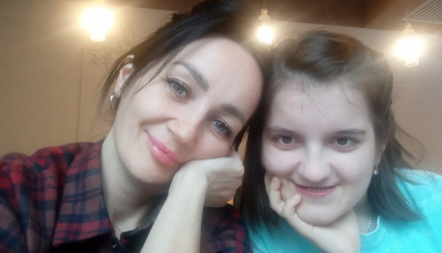 Яна (справа) милая, улыбчивая и открытая для общения, располагающая к себе. Рядом с ней всегда и всюду – мама Наташа, больше похожая на старшую сестру
