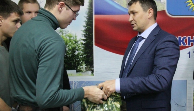 18 призывников отправятся на службу во время осенней призывной кампании. Глава НТМО Андрей Постовалов встретился с ребятами и вручил им полезные подарки